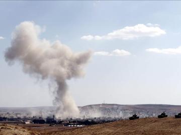  Fotografía tomada desde Turquía que muestra una columna de humo tras un bombardeo aéreo en Kobani.