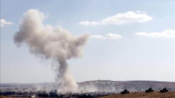 Fotografía tomada desde Turquía que muestra una columna de humo tras un bombardeo aéreo en Kobani.