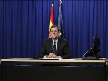 El jefe del Ejecutivo, Mariano Rajoy, durante una videoconferencia desde el Palacio de la Moncloa