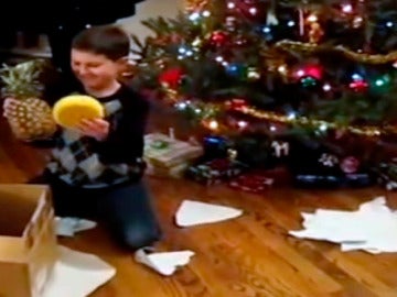 Un niño recibe una piña por Navidad