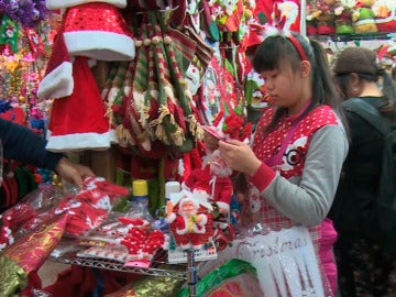 Mujer china comprando adornos navideños