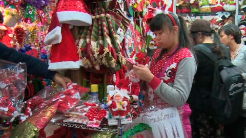 Mujer china comprando adornos navide&ntilde;os