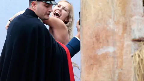 Gendarme detiene en el Vaticano a la supuesta miembro de Femen Gendarme detiene en el Vaticano a la supuesta miembro de Femen