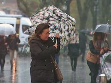 Problemas para sujetar el paragüas por el viento