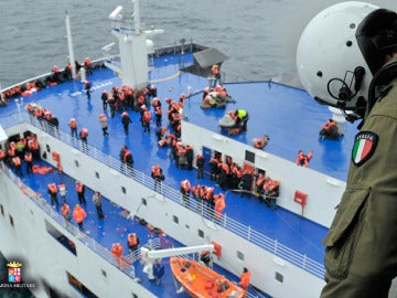 Operación de salvamento del ferry incendiado