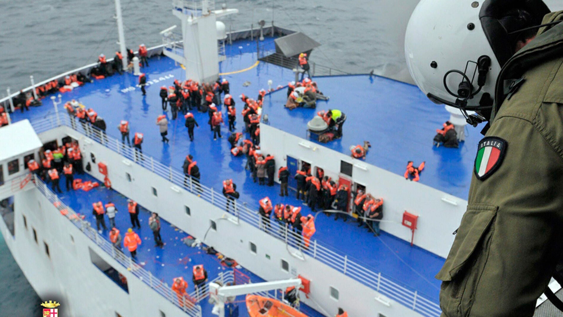 Operaci&oacute;n de salvamento del ferry incendiado