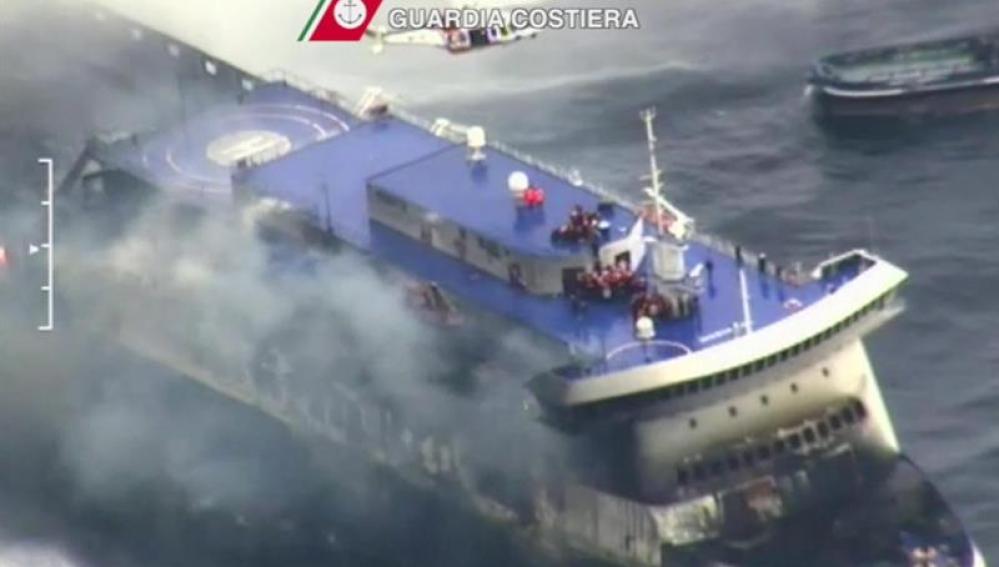 El ferry incendiado en Italia