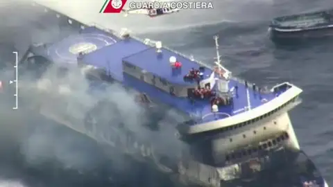 El ferry incendiado en Italia El ferry incendiado en Italia