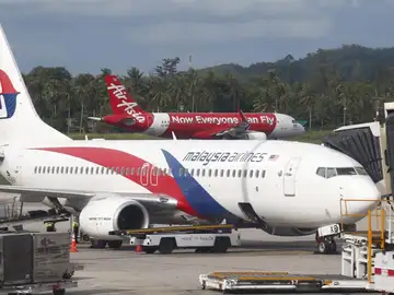 Air Asia a punto de despegar tras un Malasya Airlines Air Asia a punto de despegar tras un Malasya Airlines