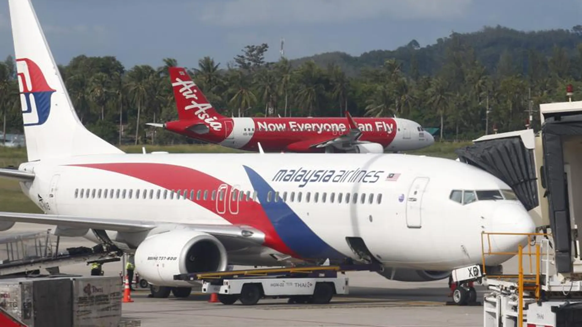 Air Asia a punto de despegar tras un Malasya Airlines Air Asia a punto de despegar tras un Malasya Airlines