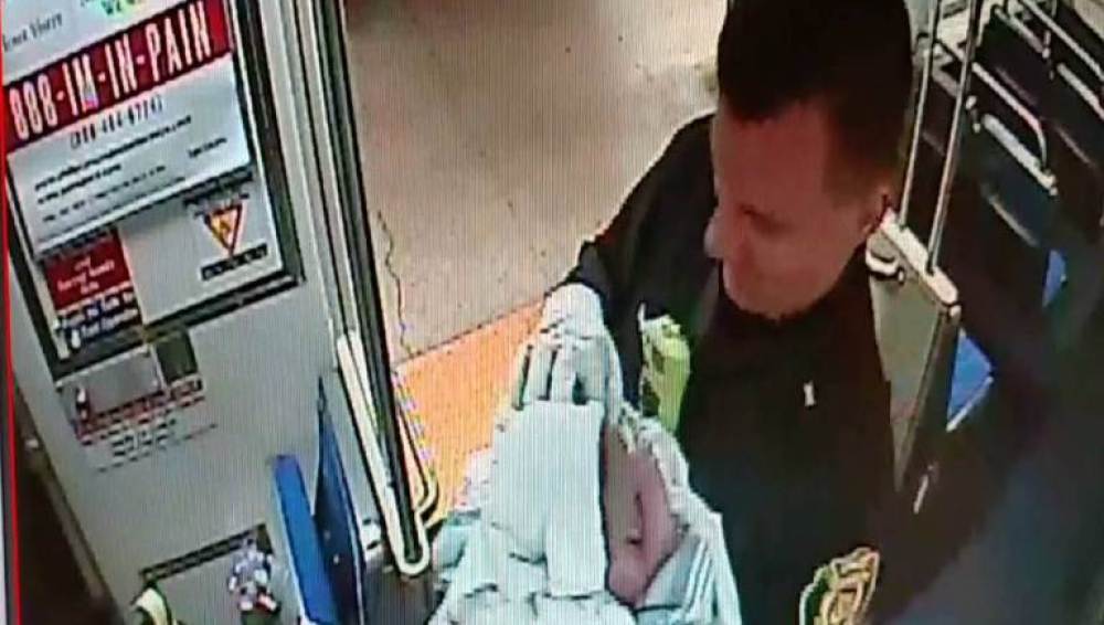 Policía con un bebé en el Metro