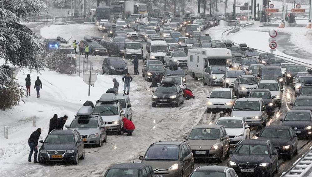 Atascos a causa del temporal de nieve en Savoya (Francia)