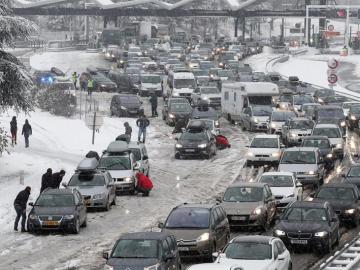 Atascos a causa del temporal de nieve en Savoya (Francia)