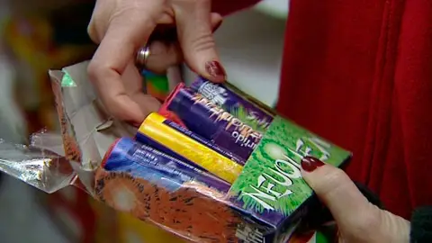 Una mujer con una caja de petardos Una mujer con una caja de petardos