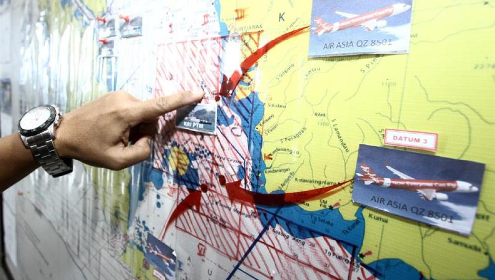 Las autoridades indonesias señalan el área de búsqueda del avión desaparecido