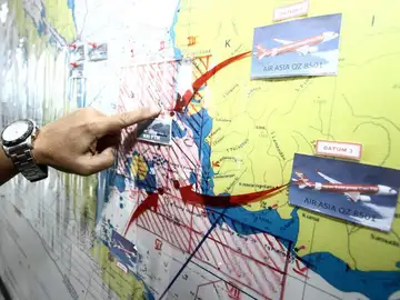 Las autoridades indonesias señalan el área de búsqueda del avión desaparecido Las autoridades indonesias señalan el área de búsqueda del avión desaparecido