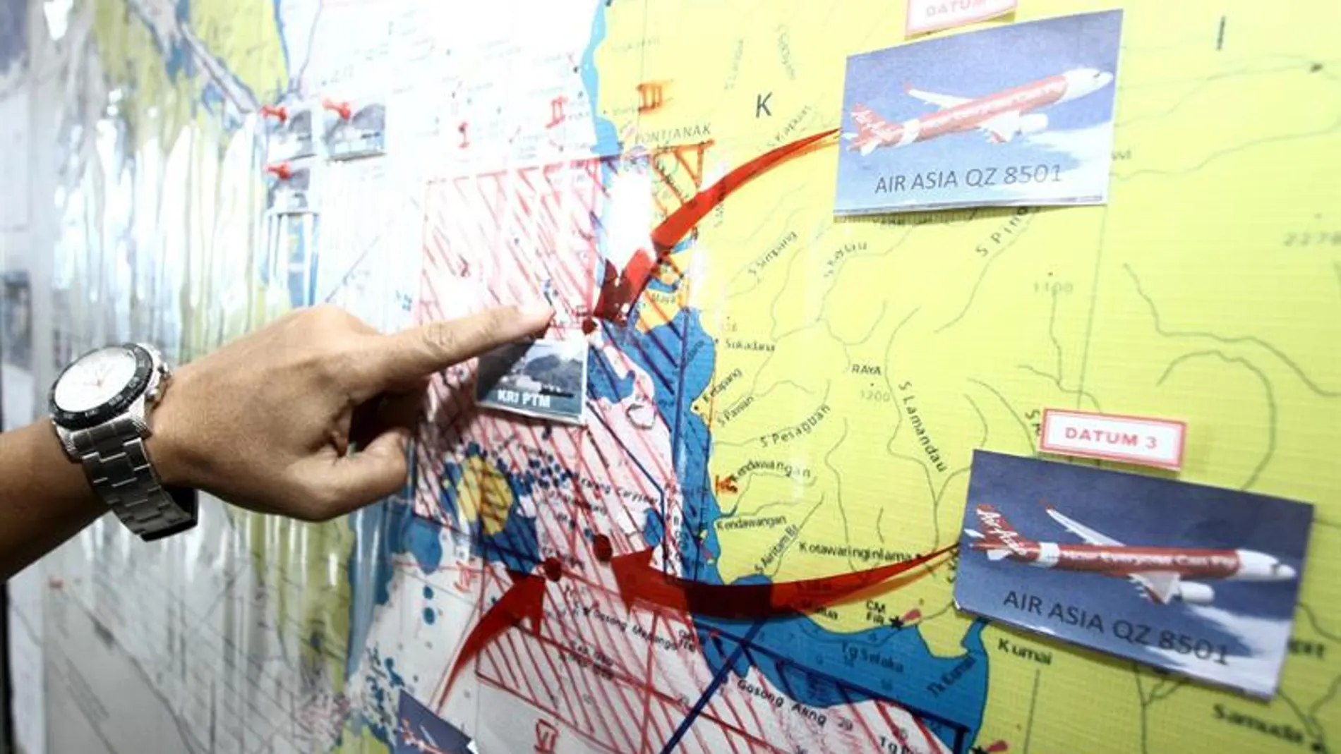 Las autoridades indonesias señalan el área de búsqueda del avión desaparecido Las autoridades indonesias señalan el área de búsqueda del avión desaparecido