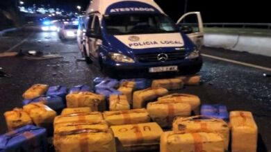 Tras sufrir el accidente los fardos de droga quedaron esparcidos en la carretera