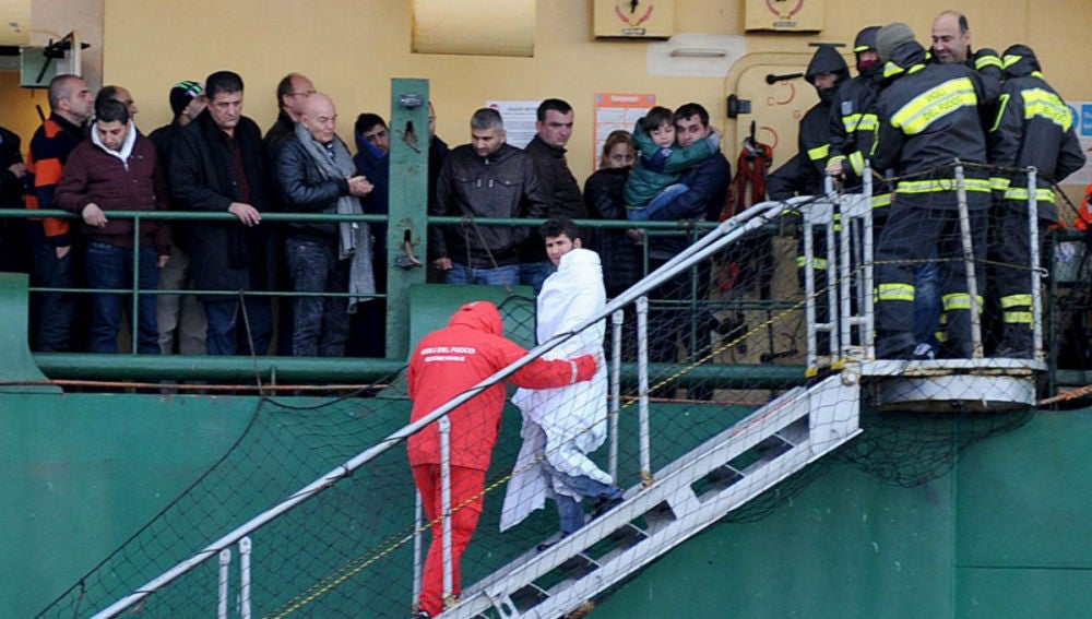 Momentos del rescate de los pasajeros del ferry italiano