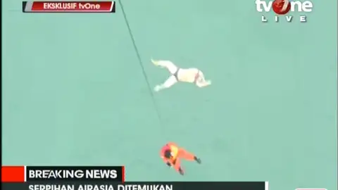 Un operario baja a rescatar un cuerpo de una víctima del avión de AirAsia Un operario baja a rescatar un cuerpo de una víctima del avión de AirAsia