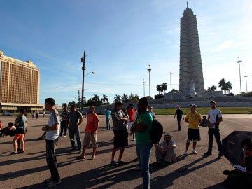 Varias personas se congregan en la Plaza de la Revolución