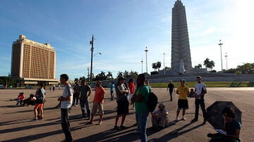 Varias personas se congregan en la Plaza de la Revolución