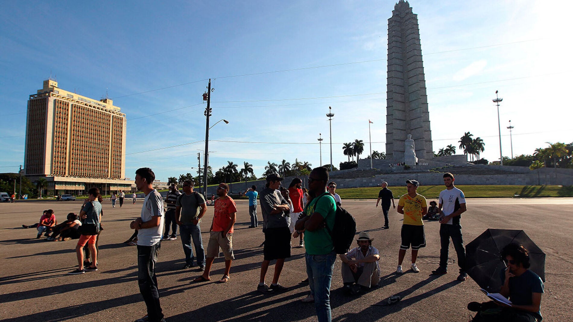 Varias personas se congregan en la Plaza de la Revoluci&oacute;n