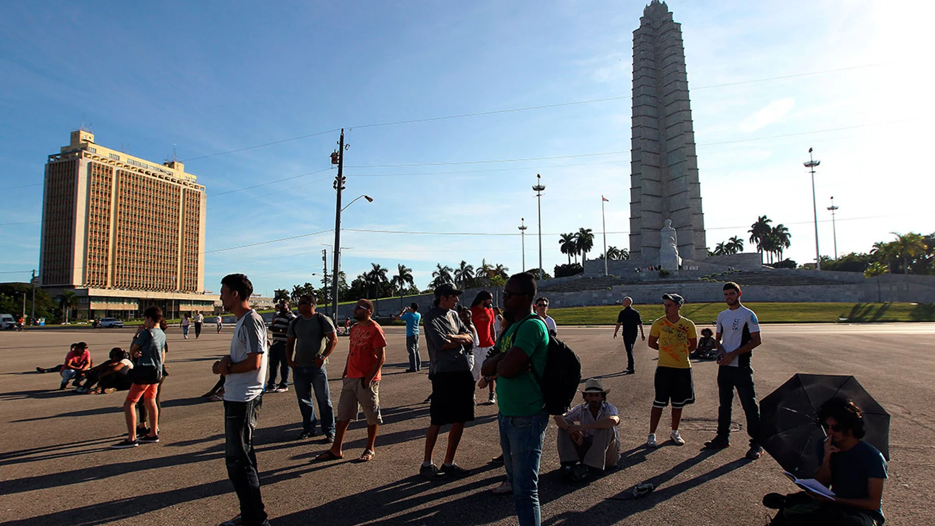 Varias personas se congregan en la Plaza de la Revolución Varias personas se congregan en la Plaza de la Revolución