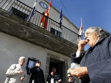 Los vecincos de Villar de Corneja se comen las uvas en la Nochevieja de 2011 Los vecincos de Villar de Corneja se comen las uvas en la Nochevieja de 2011