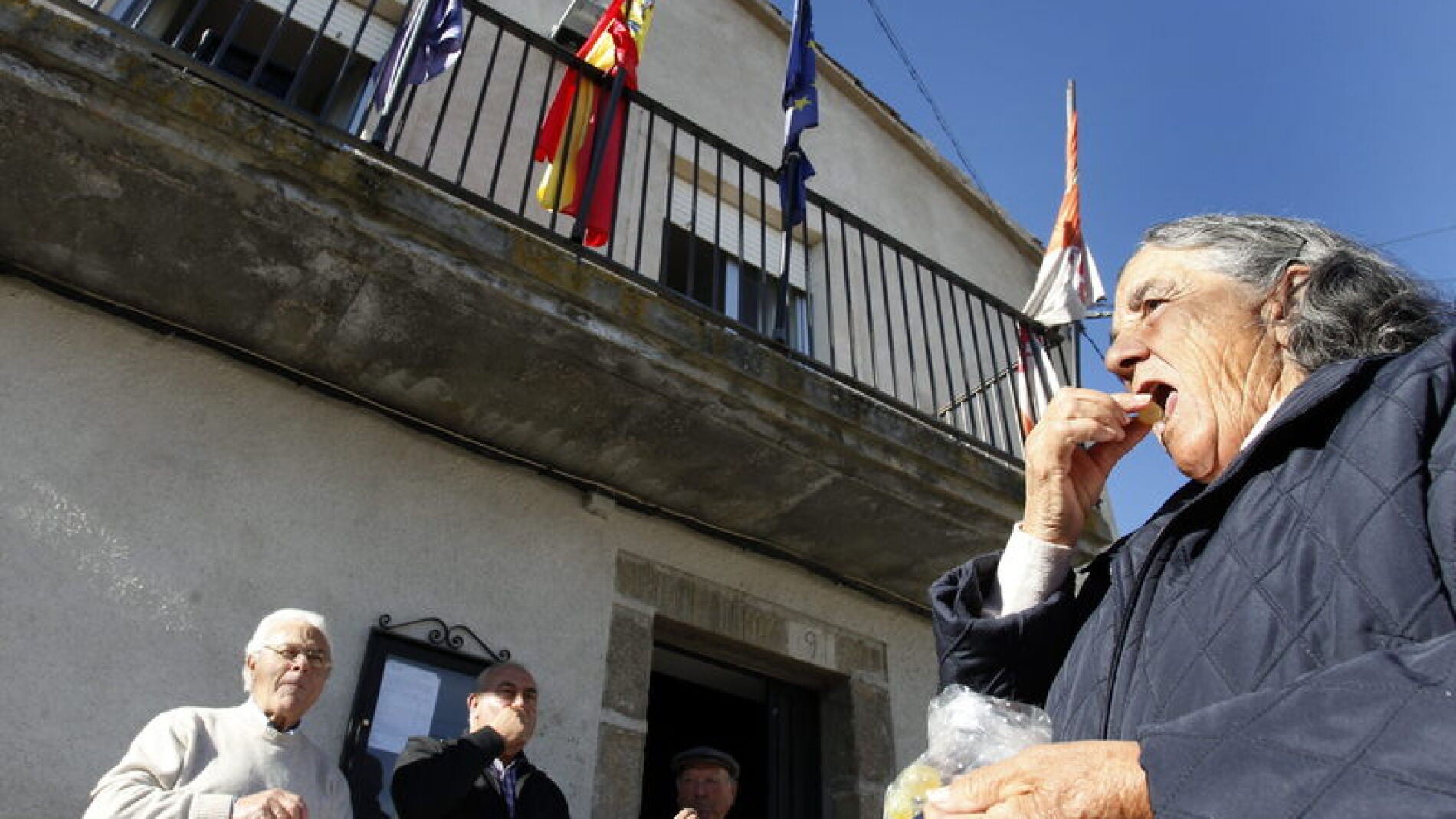 Los vecincos de Villar de Corneja se comen las uvas en la Nochevieja de 2011
