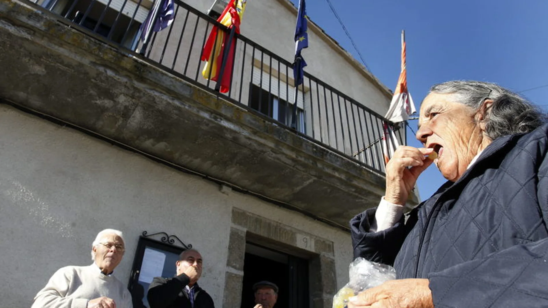 Los vecincos de Villar de Corneja se comen las uvas en la Nochevieja de 2011 Los vecincos de Villar de Corneja se comen las uvas en la Nochevieja de 2011
