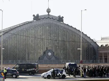 Desalojan la estación de Atocha por un aviso de bomba Desalojan la estación de Atocha por un aviso de bomba