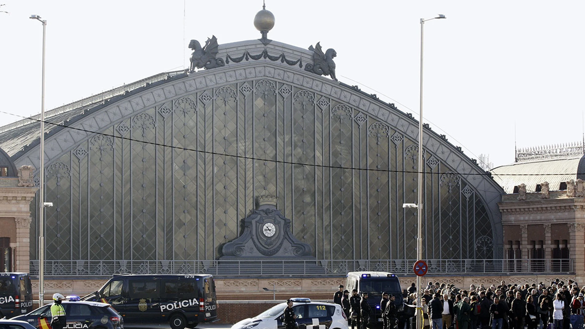 Desalojan la estación de Atocha por un aviso de bomba Desalojan la estación de Atocha por un aviso de bomba