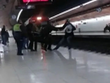 Momento en el que el agente es arrollado a la vía Momento en el que el agente es arrollado a la vía