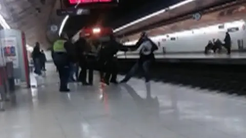 Momento en el que el agente es arrollado a la vía Momento en el que el agente es arrollado a la vía