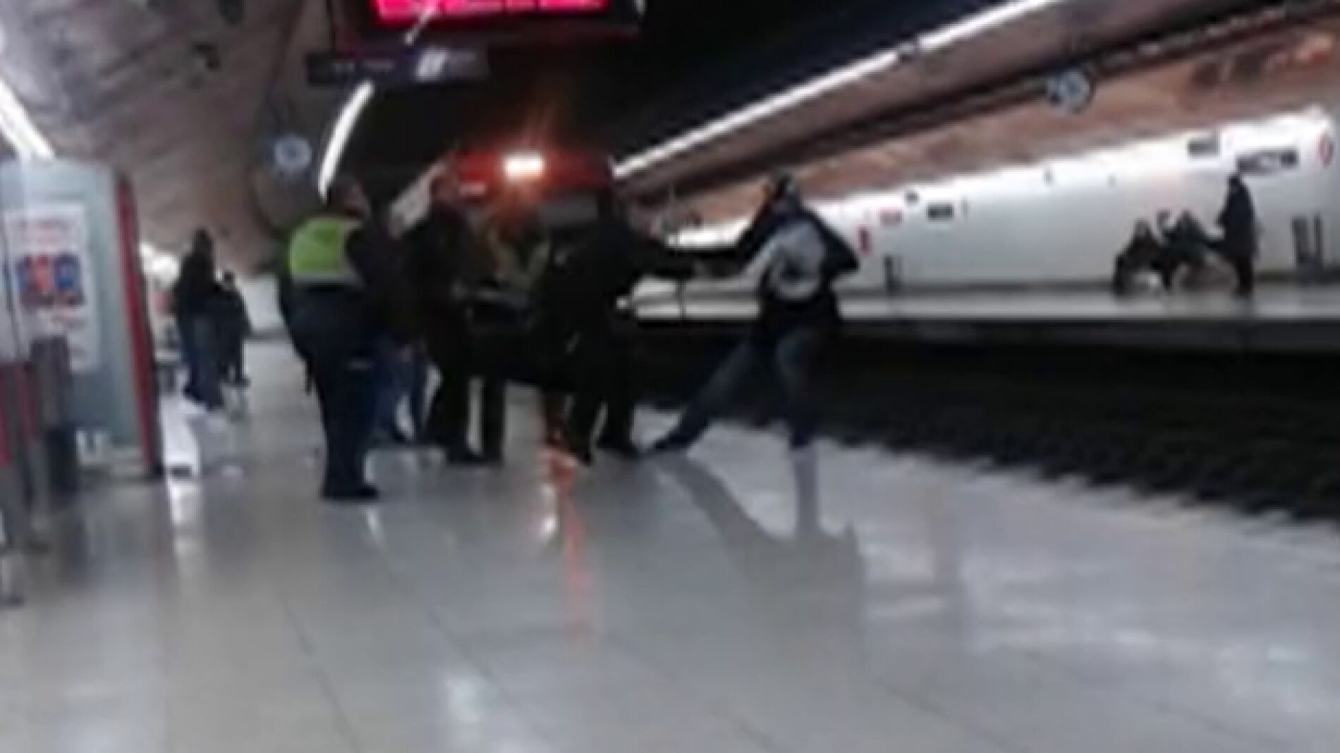 Momento en el que el agente es arrollado a la v&iacute;a