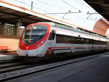 Imagen de archivo de un tren de Cercanías de Madrid Imagen de archivo de un tren de Cercanías de Madrid