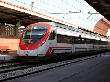 Imagen de archivo de un tren de Cercanías de Madrid Imagen de archivo de un tren de Cercanías de Madrid