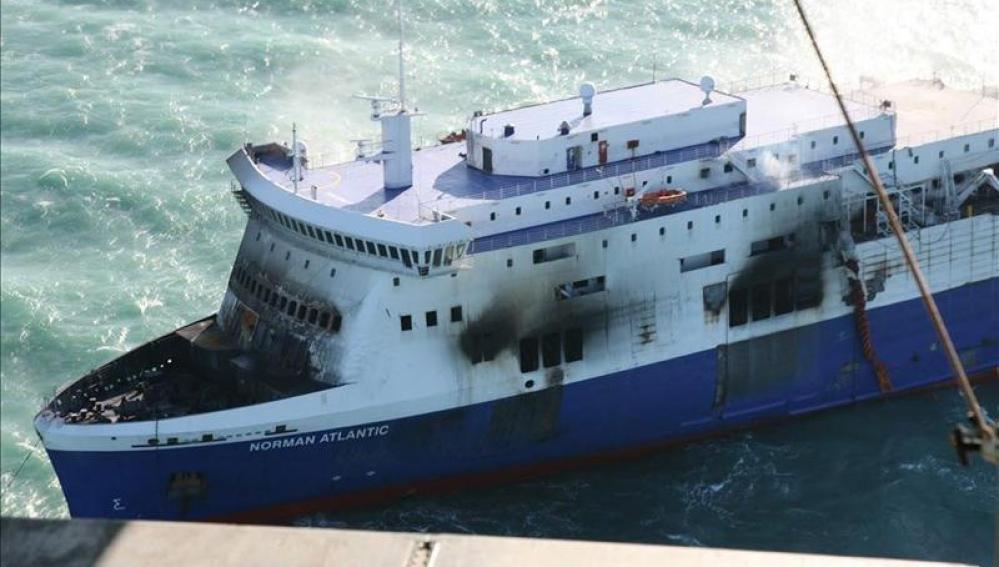 El ferry Norman Atlantic es remolcado hasta el puerto de Brindisi