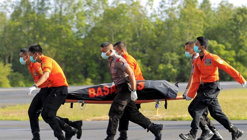 Soldados del Ejército del Aire transportan restos del avión de AirAsia