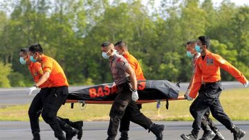 Soldados del Ejército del Aire transportan restos del avión de AirAsia