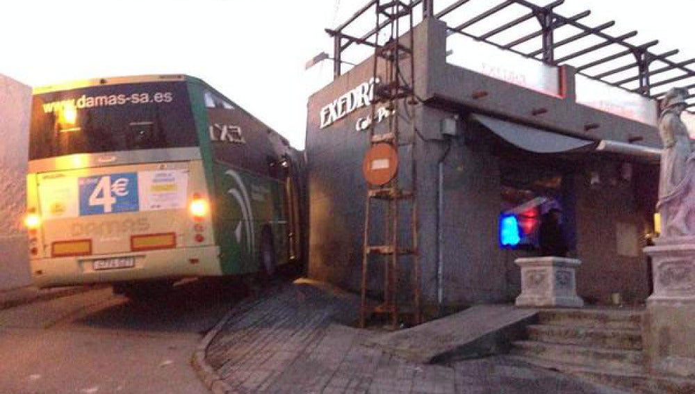 Imagen del autobús robado en Santiponce y aparcado junto a un bar de copas