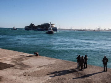 El 'Norman Atlantic' llega remolcado a Brindisi