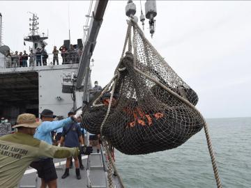 Recuperados 30 cadáveres y dos piezas del avión de AirAsia siniestrado en el mar de Java