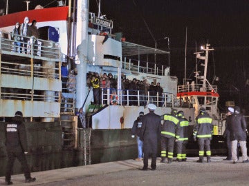 Llegada del 'Ezadeen' al puerto italiano