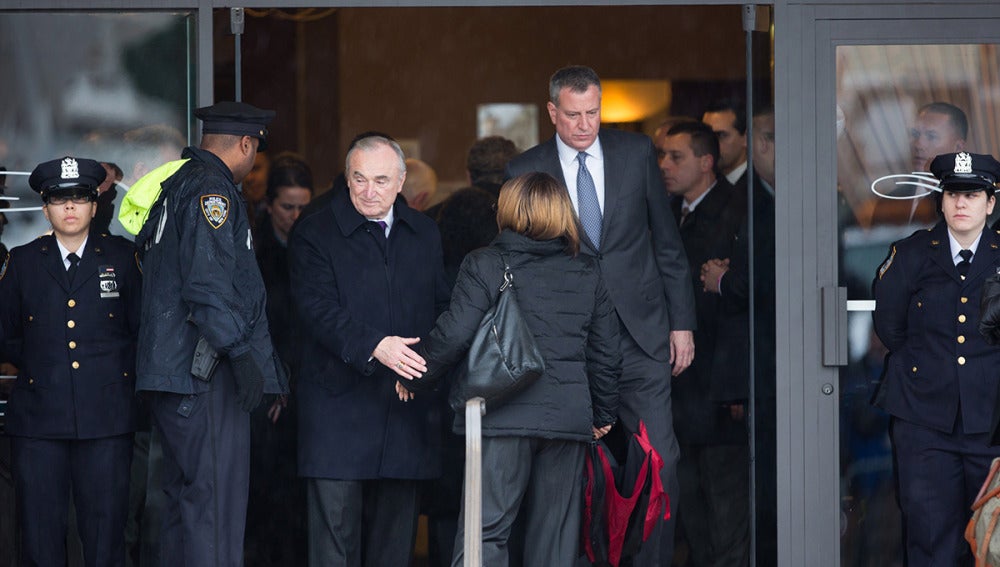 De Blasio en el funeral del agente fallecido