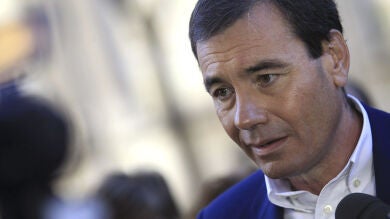 Tomás Gómez entrega su acta de diputado regional: 