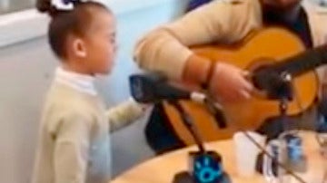 Indara cantando su carta a los Reyes Magos