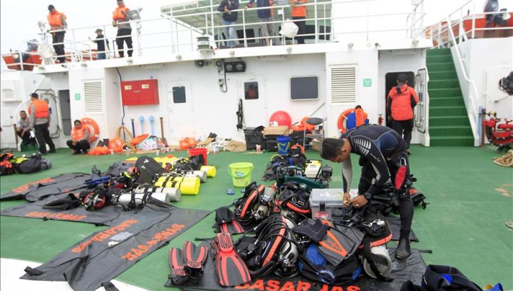 Equipo de rescate en las labores de búsqueda de restos de la aeronave.