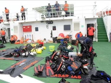 Equipo de rescate en las labores de búsqueda de restos de la aeronave.